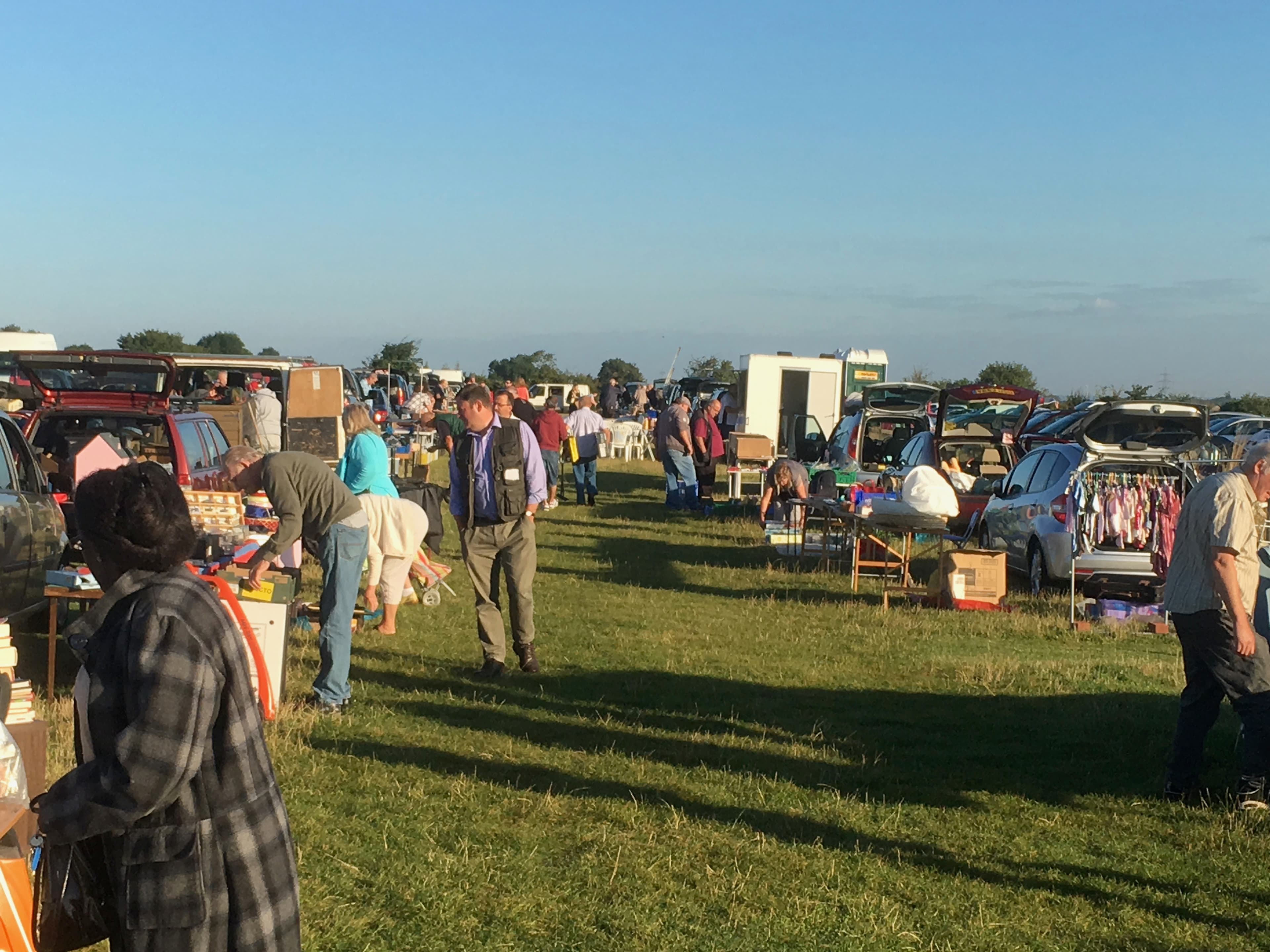 Cars, stalls, second-hand goods and shoppers at U-Boot Car Boot Sale in Baldock Source: https://www.u-boot.co.uk/wp-content/uploads/2018/05/IMG_8595.jpg