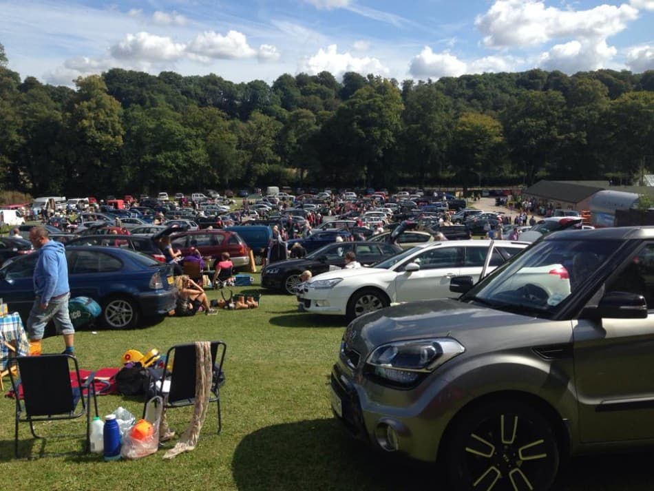 Cars, sellers and buyers spread across Hillside Car Boot Sale's grass field in Alton Source: https://hillsidecarbootsale.co.uk/wp-content/uploads/2015/04/1-e1428177060189.jpg
