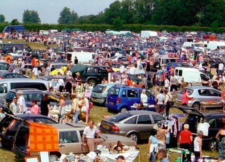 Cars, sellers, stalls and shoppers filling the field at Pledwick Cricket Club Car Boot. Source: https://pledwick.wixsite.com/pledwickcc/car-boots