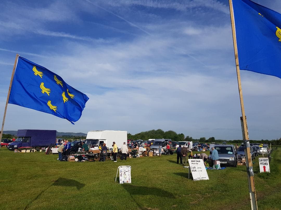 Pevensey Bay Boot Sale with cars, vans, seller tables, goods and shoppers on the field. Source: https://static.wixstatic.com/media/4f5050_20da9dd25a444a7b8fab44c774b5593a~mv2.jpg