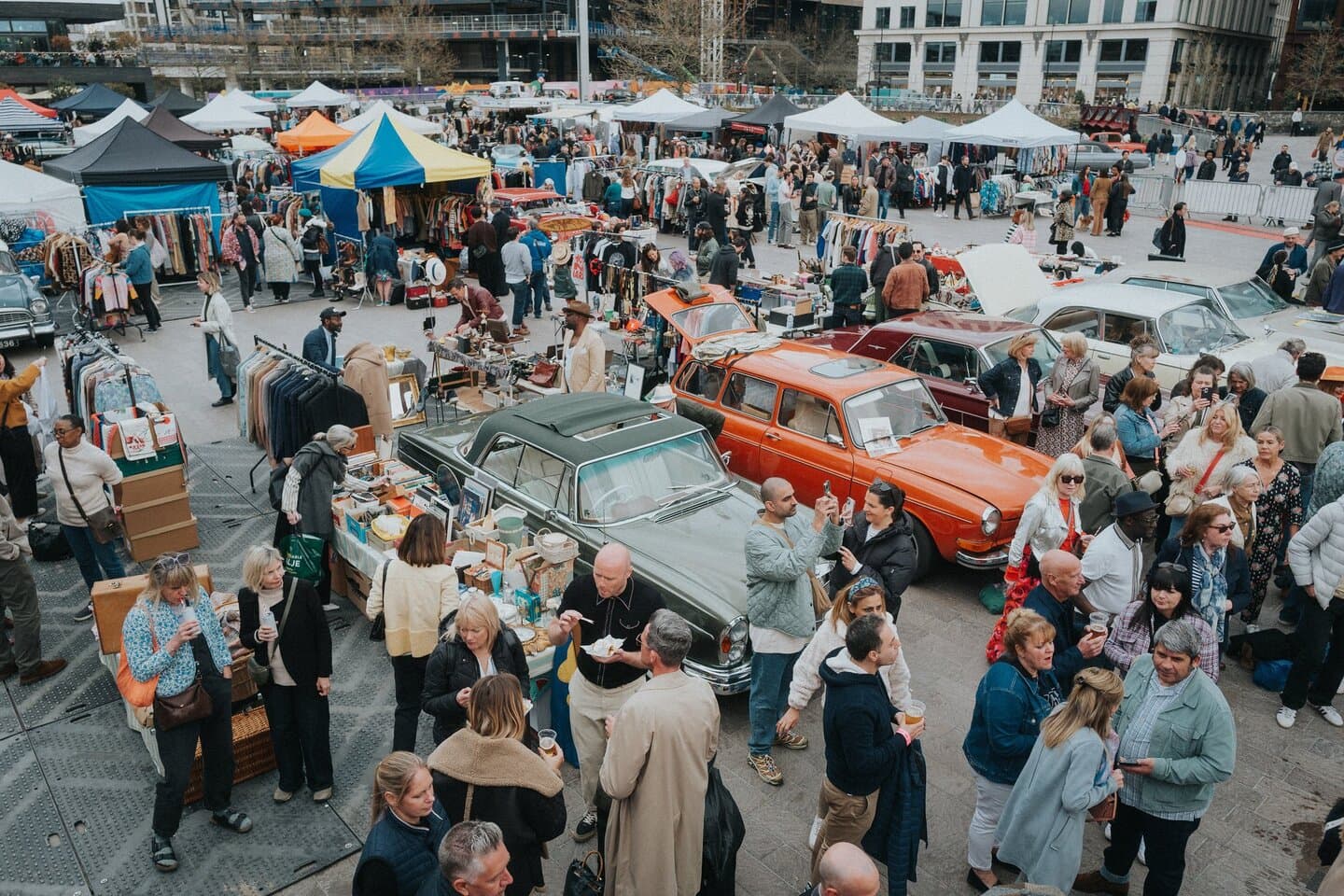 Classic cars, vintage stalls and shoppers fill Granary Square at The Classic Car Boot Sale. Source: https://kreceo.sfo2.digitaloceanspaces.com/FindCarBoot/wp-content/uploads/2024/01/2023.04.16_Classic_Car_Boot_Sale_-_0517_-_L12.width-1920.jpg