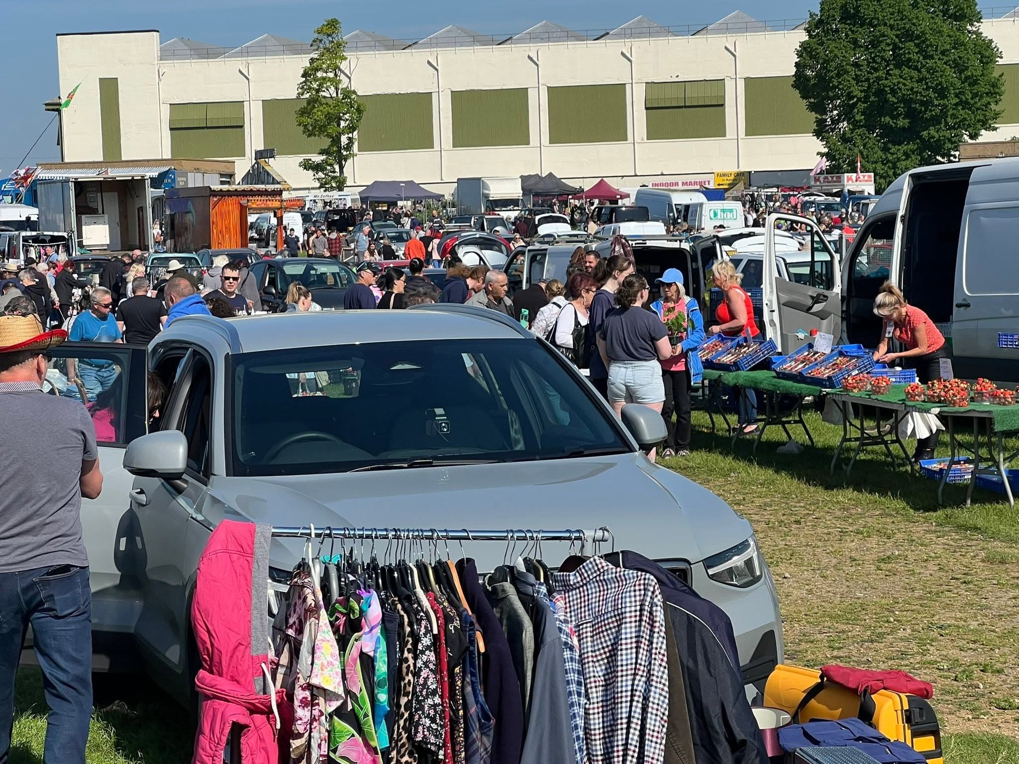 Busy Hemswell Sunday Market and car boot with cars, stalls and shoppers Source: https://www.facebook.com/photo/?fbid=1053538160217643
