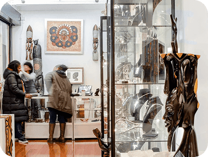 Shoppers browsing antiques, art and jewellery at Portobello Road Market. Source: https://visitportobello.com/