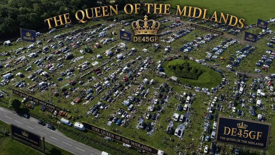 Aerial view of Tansley Sunday Market and Car Boot with rows of vehicles, stalls and shoppers Source: https://www.facebook.com/photo.php?fbid=1059332803277094