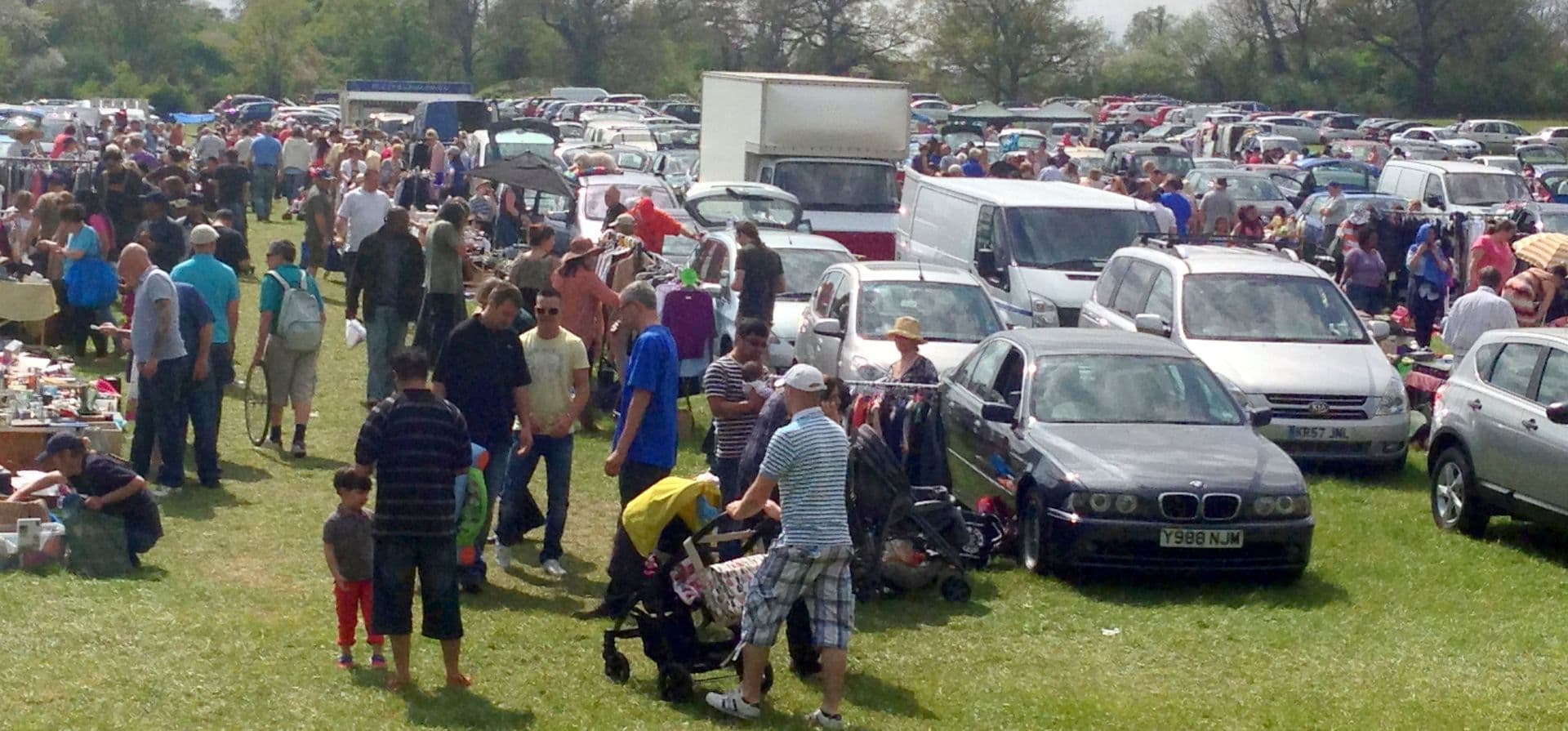 Shoppers browsing cars and stalls at Potters Bar Boot Sale. Attribution: Potters Bar Boot Sale. Source: https://www.pbcarbootsale.co.uk/