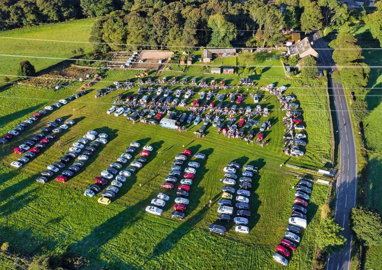 Jawbone Car Boot Sale at Greenhead House Farm, with cars and shoppers browsing outdoor stalls. Source: https://kreceo.sfo2.digitaloceanspaces.com/FindCarBoot/wp-content/uploads/2025/06/jawbone-car-boot-sale-1.jpg
