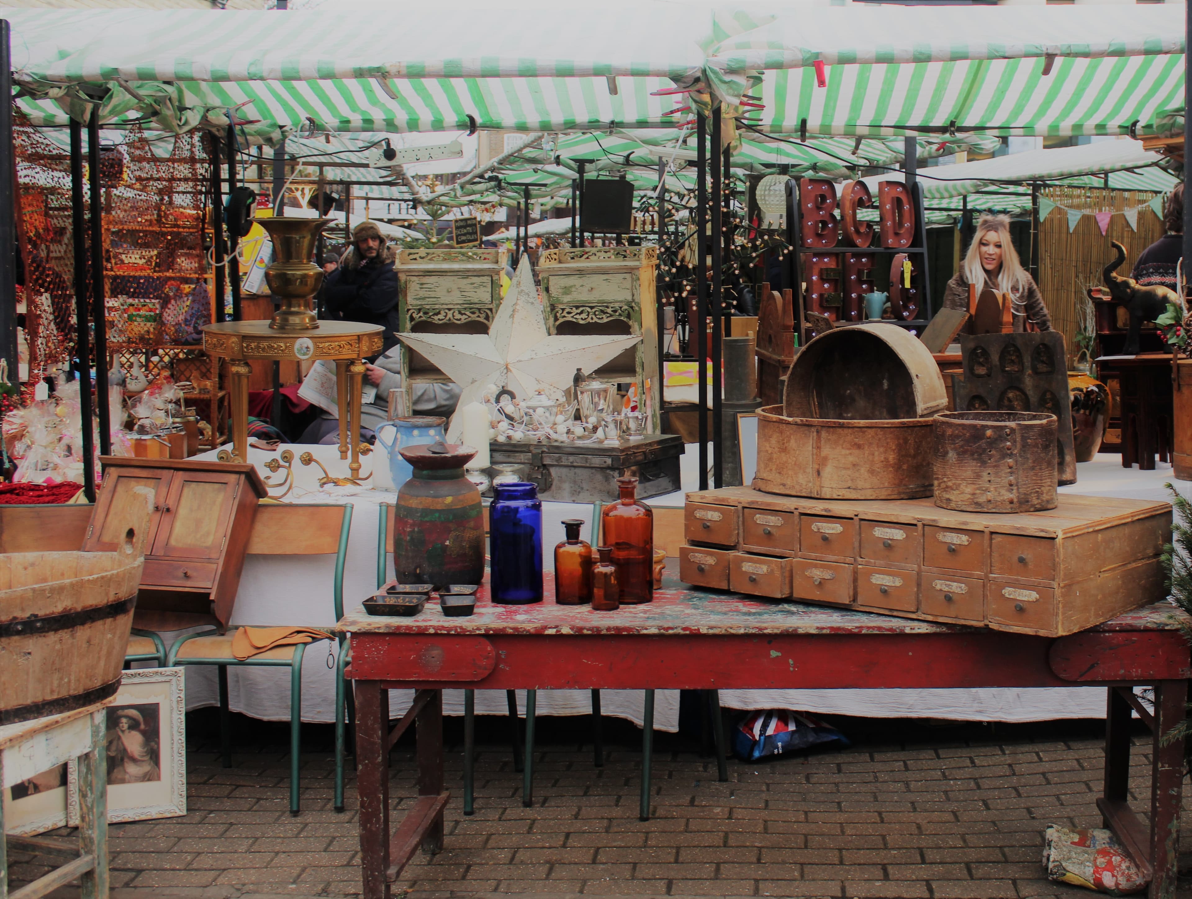 Official Greenwich Vintage Market photograph showing vintage and antique stalls with shoppers. Source: https://static.wixstatic.com/media/fda0c4_d9b779307606494ca6a16bb9168e13b6~mv2_d_4023_3035_s_4_2.jpg