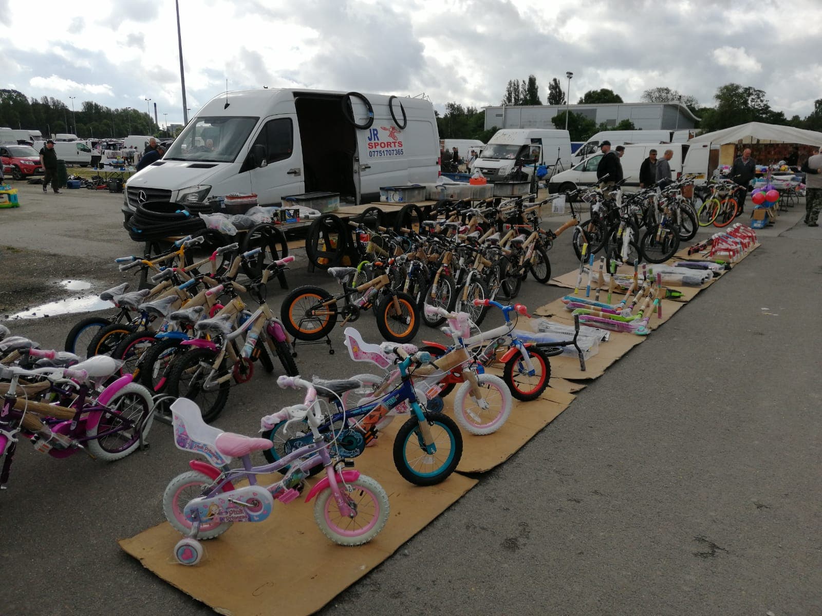 Walton Street Market and car boot with vehicles, traders and goods Source: https://theplattgroup.co.uk/walton-street-market-hull/