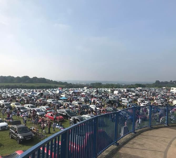 Busy Mark Greenfields Boot Fair field with cars, stalls and shoppers. Source: https://markgreenfields-bootfairs.co.uk/wpimages/wpba3873d8_05_06.jpg