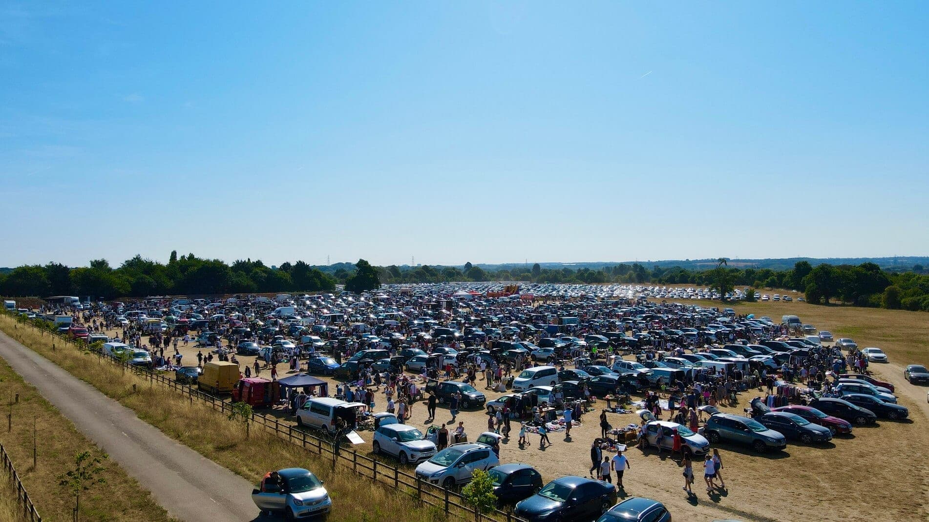 A wide view across Great Amwell Car Boot Sale with hundreds of cars, sellers and buyers at Hillside Farm Source: https://capitalbootsales.co.uk/app/uploads/2023/01/Great-Amwell-Car-Boot-Sale-1.jpg