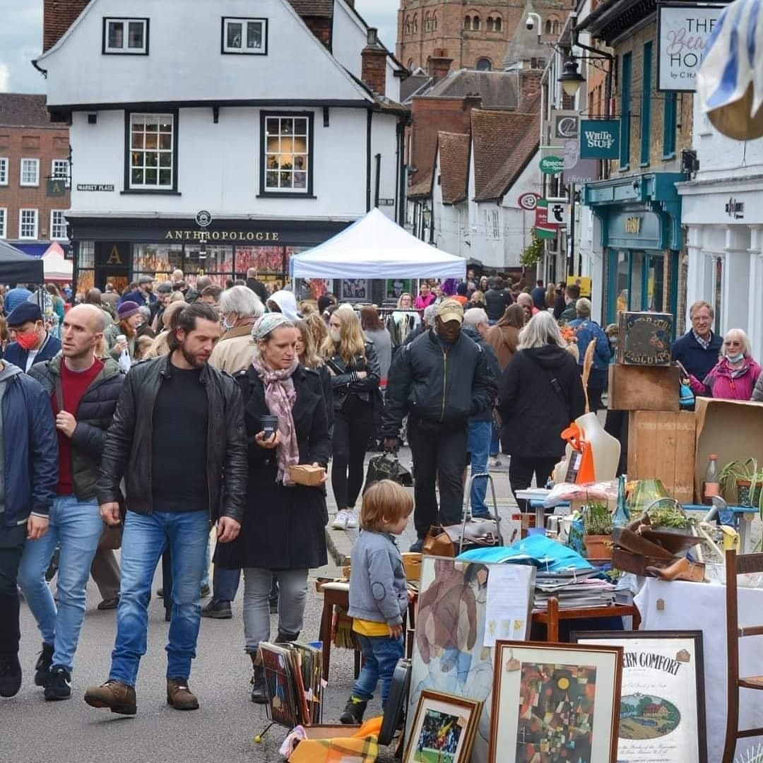 Shoppers browsing antique and vintage stalls in St Albans city centre. Source: https://www.stalbansantiqueandvintagemarket.com/