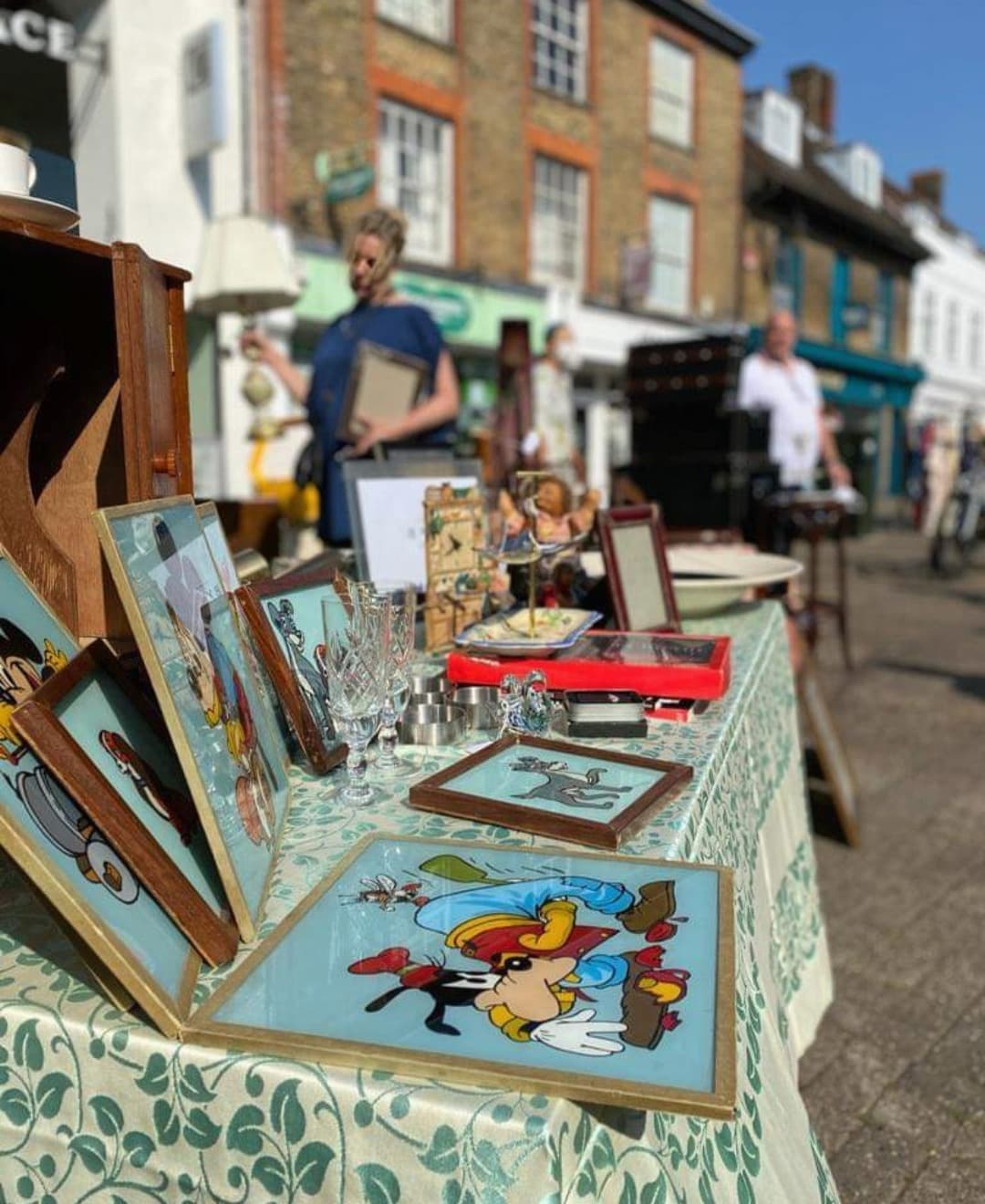 Vintage pictures, glassware and collectables displayed on a St Albans market stall. Source: https://www.stalbansantiqueandvintagemarket.com/