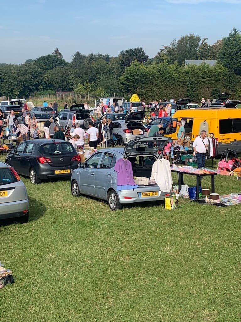 Busy Big Bettys Hemel Hempstead car boot with cars, sellers, goods and shoppers across the field. Source: https://www.bigbettys.co.uk/car-boot-sale-hemel-hempstead/