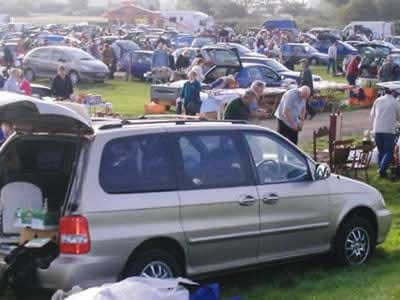 York Racecourse Car Boot Fair with rows of cars, sellers and shoppers on the racecourse field. Source: https://www.yorkcarboot.com/images/car-boot-image-1.jpg