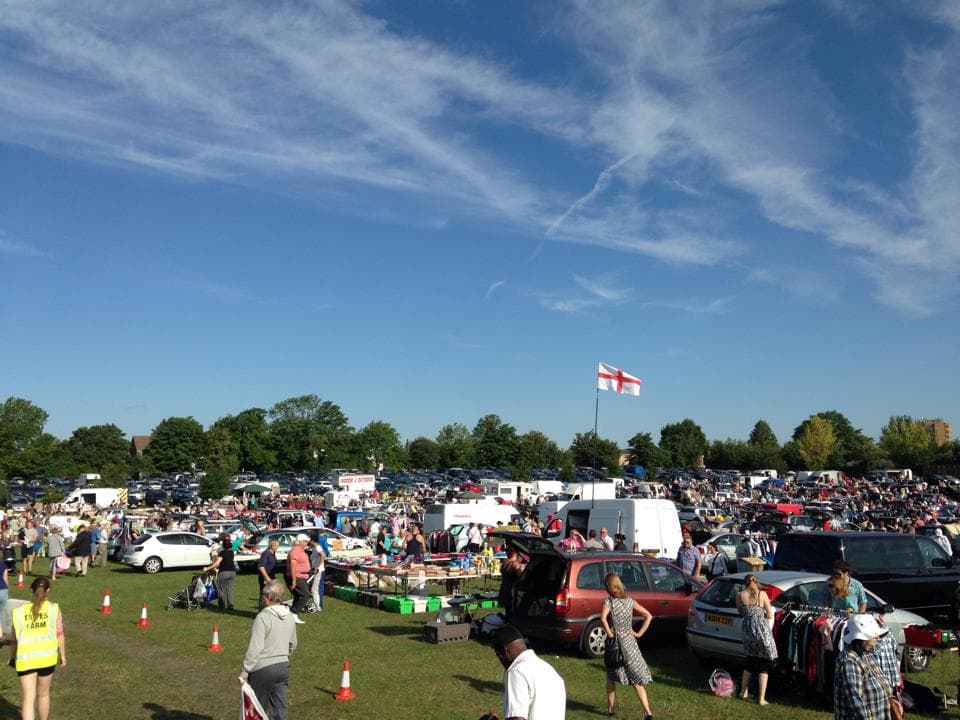 Cars, stalls and shoppers across the field at Tripes Farm Car Boot Sale. Source: https://static.wixstatic.com/media/f09676_38a862ddef8c4a3f94621acc5b26e561~mv2.jpg